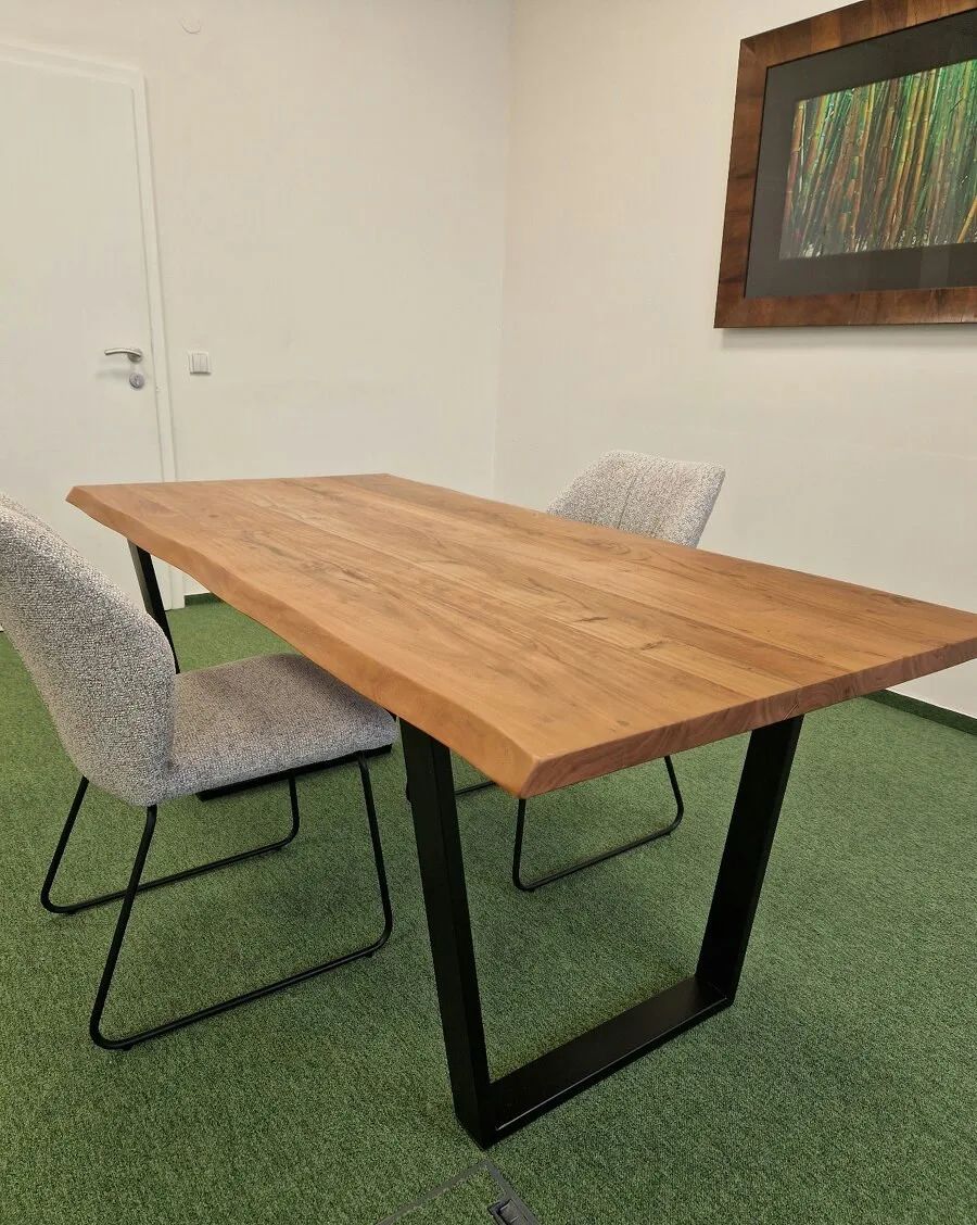 Stůl masiv akácie - jako nový (pouze 8 měsíců starý)