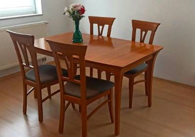 Jídelní stůl a 4 jídelní židle - masivní