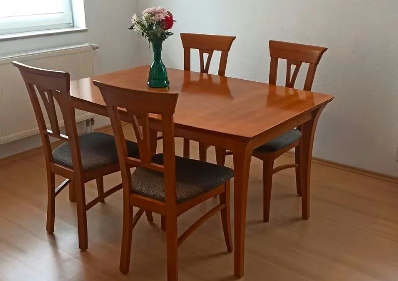 Jídelní stůl a 4 jídelní židle - masivní