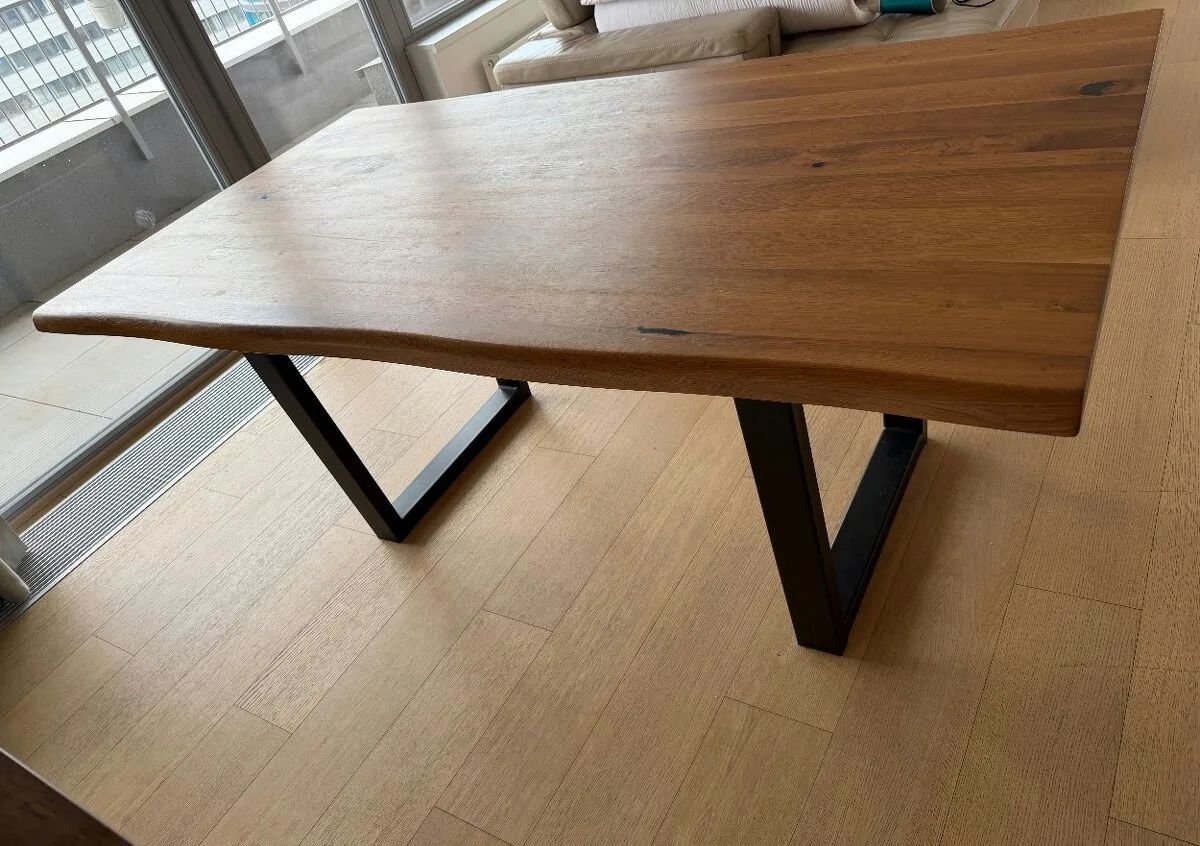 Jídelní stůl z masivu s přírodní hranou (Live Edge)