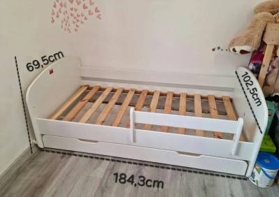 Postel s úložným šuplíkem