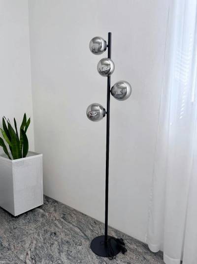 Černá stojací lampa