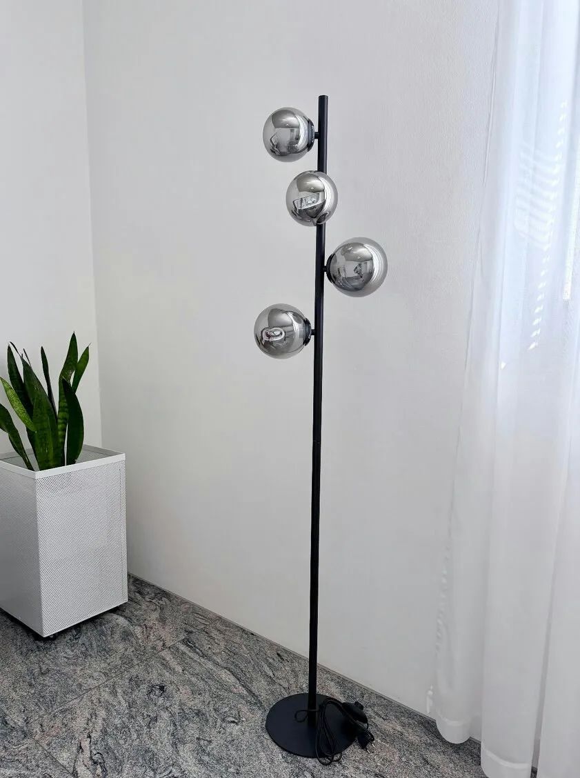 Černá stojací lampa