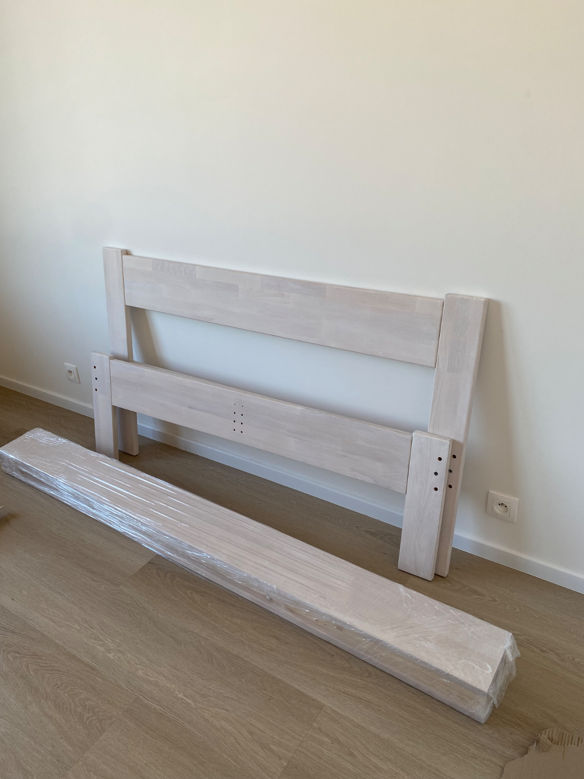 Postel 140x200 s roštem Nová!