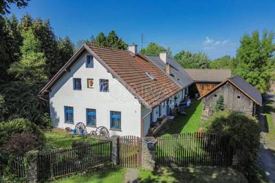 Prodej rodinného domu 323 m2, pozemek 2412 m2