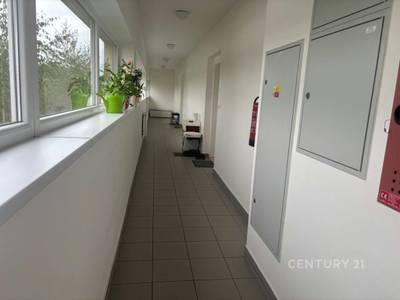 Ideální Nabídka Pronájmu: Světlý a Komfortně Zařízený Byt 2+kk s balkonem, sklep