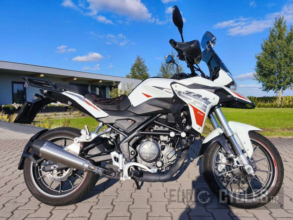 Benelli TRK 251, silniční enduro