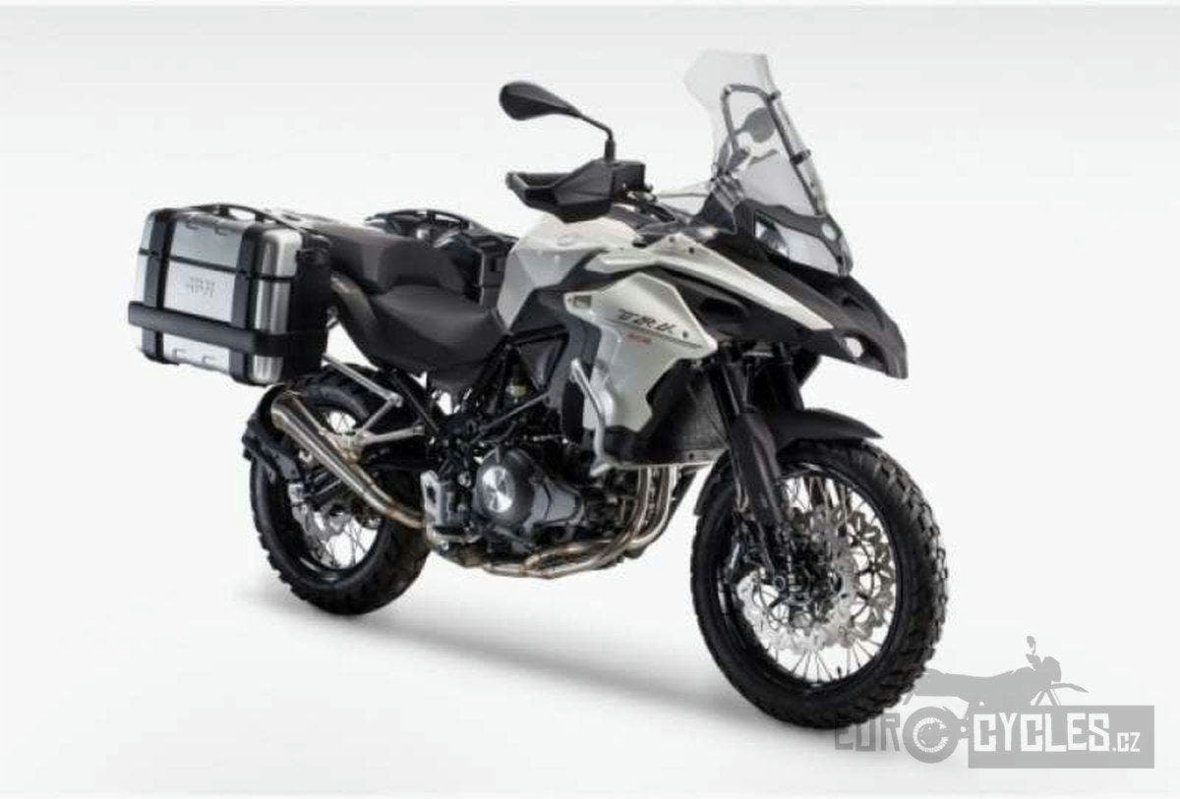 Benelli TRK 502 X, silniční enduro