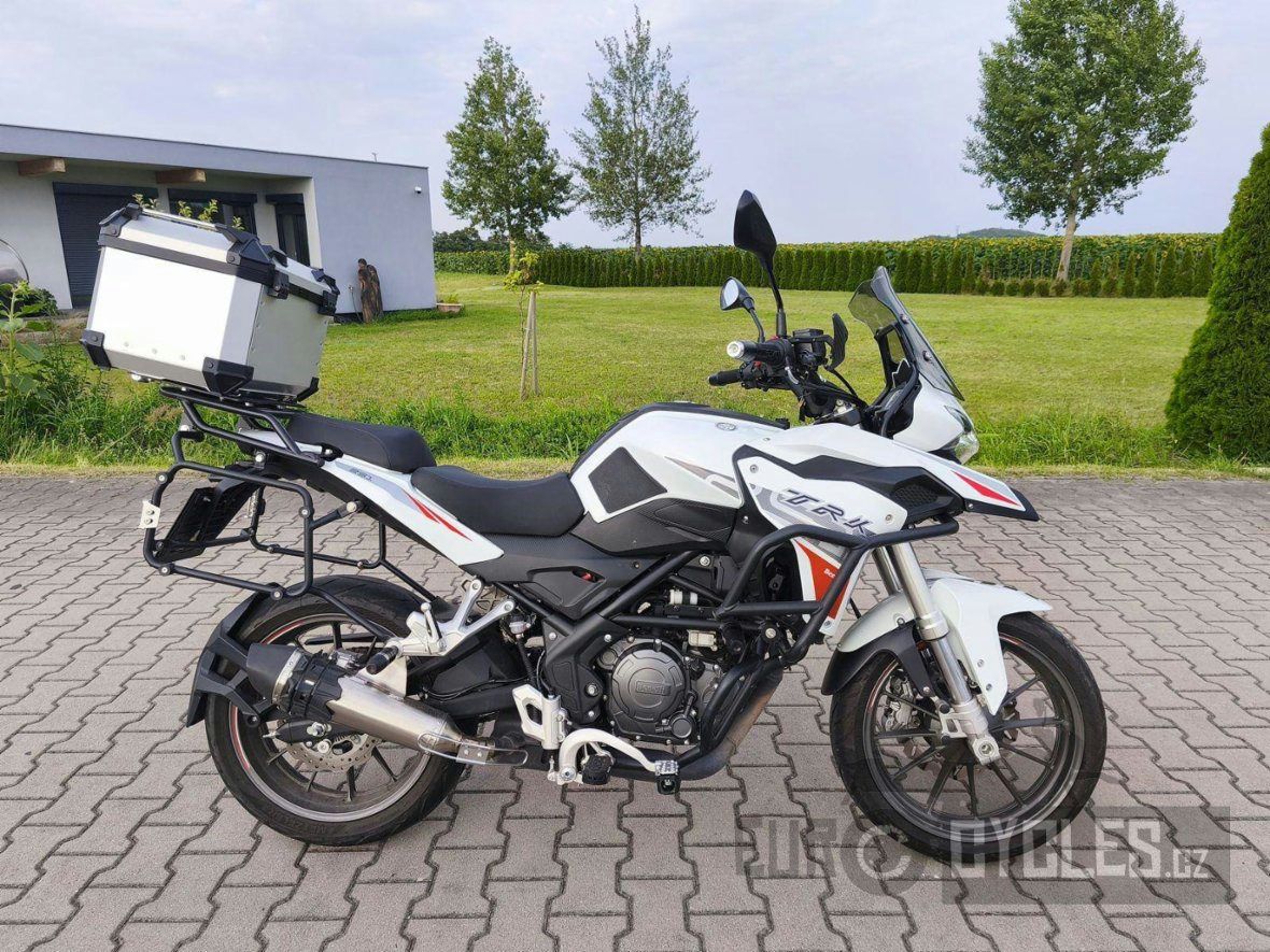 Benelli TRK 251, silniční enduro