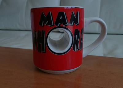 Vtipný divný hrnek ManWhore s dírou skrz